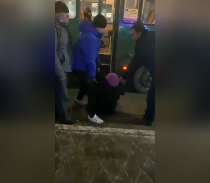 В Екатеринбурге водитель автобуса выволок бабушку с тростью из салона и бросил на тротуар видео