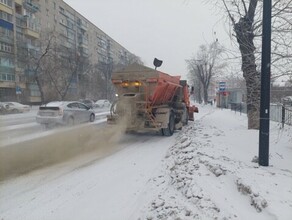 На засыпанные снегом улицы Благовещенска вышла дорожная техника