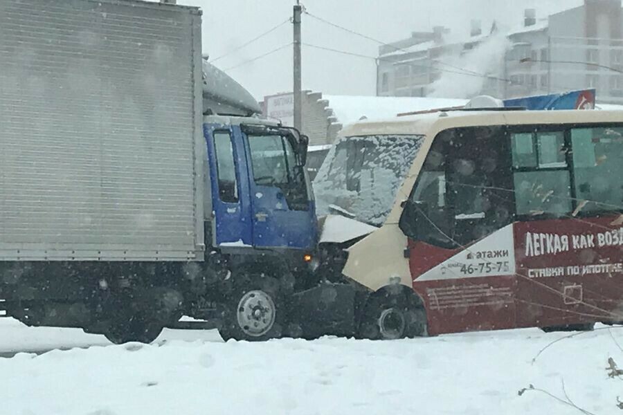 В Благовещенске произошло лобовое столкновение пассажирской маршрутки и грузовика фото