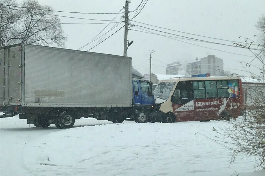 Стали известны подробности лобового столкновения пассажирского автобуса и грузовика в Благовещенске