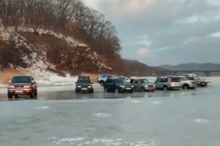 Азартных рыбаков Приморья не пугает что их автомобили уходят в воду  видео