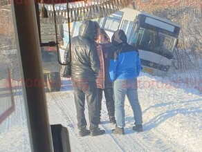 На аэропортовской трассе улетел в кювет пассажирский автобус ОБНОВЛЕНО