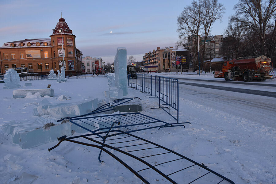 В Белогорске уточнили информацию о разрушении ледового городка Повреждений больше фото
