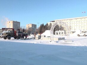 В Благовещенске устанавливают новую главную городскую ель На очереди голова богатыря и 6метровый Гулливер