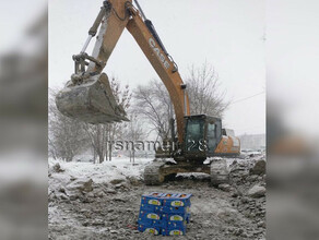 Бульдозер уничтожил партию свежих фруктов привезенных из Китая в Благовещенск