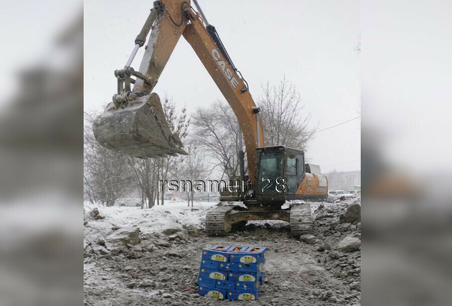 Бульдозер уничтожил партию свежих фруктов привезенных из Китая в Благовещенск