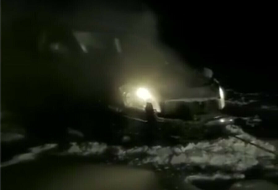 Замерзающего водителя из Якутии спасли сотрудники Амурского центра ГЗ и ПБ видео