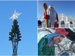 На главной елке Благовещенска начали расти ветки а на площадь прилетела Бабаяга и пришел Дед Мороз фото