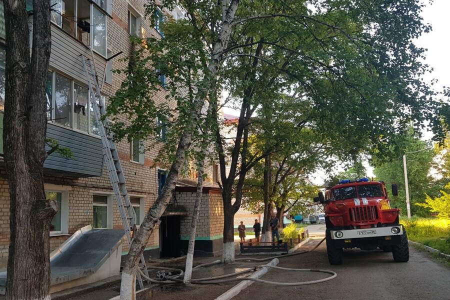 При пожаре в благовещенской многоэтажке пострадала женщина