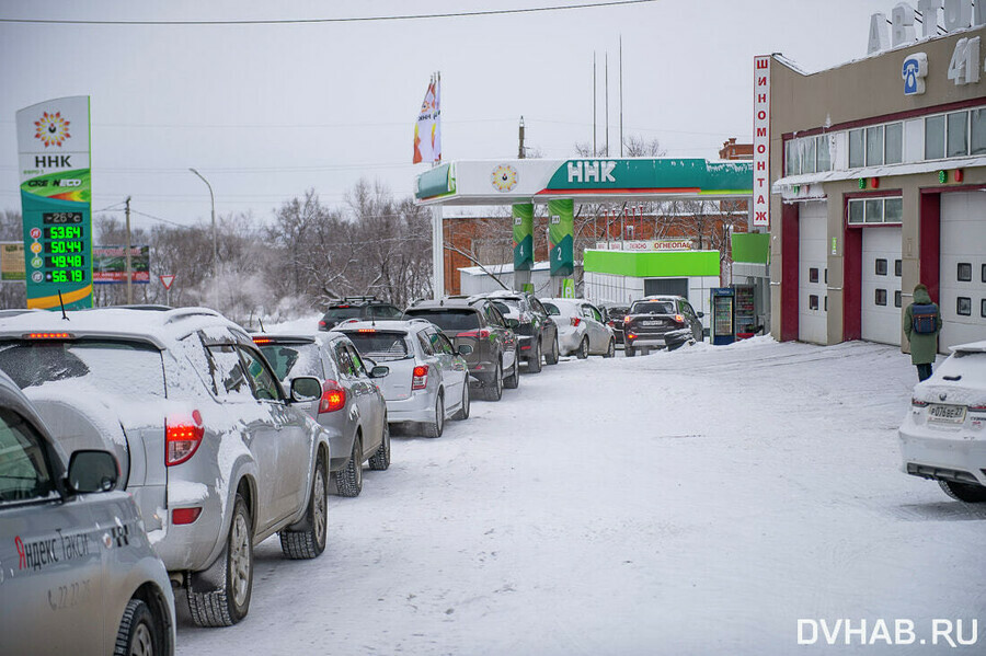 В Хабаровске второй день на АЗС возникают огромные очереди за бензином С чем это связано фото
