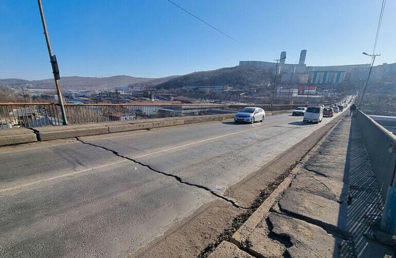 Во Владивостоке изза морозов треснул мост 