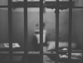 В Благовещенске будут судить экссотрудника колонии который снабжал осужденного симкартами