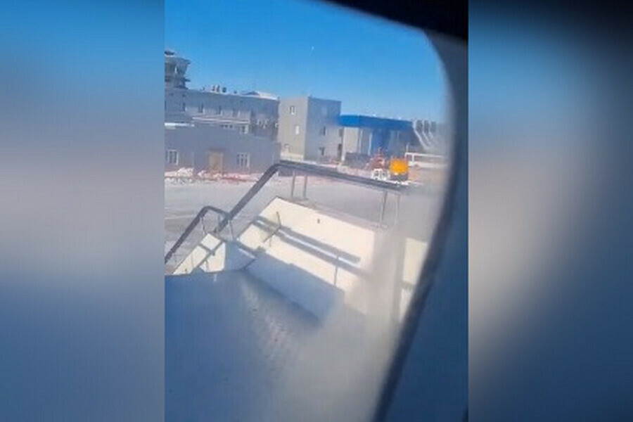В аэропорту Благовещенска снова возникли проблемы с вылетом рейса Уральских авиалиний видео