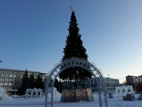 В Благовещенске не завершены работы по новогоднему оформлению площади и до сих пор не готов каток на набережной Почему