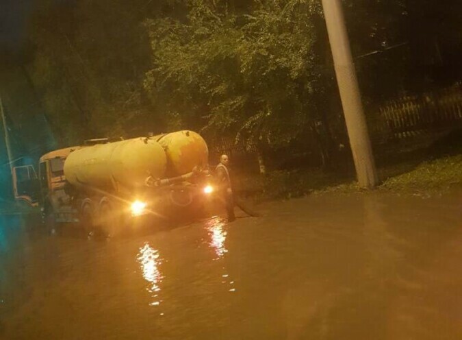 Ночью специалисты ГСТК откачивали воду с улиц Благовещенска