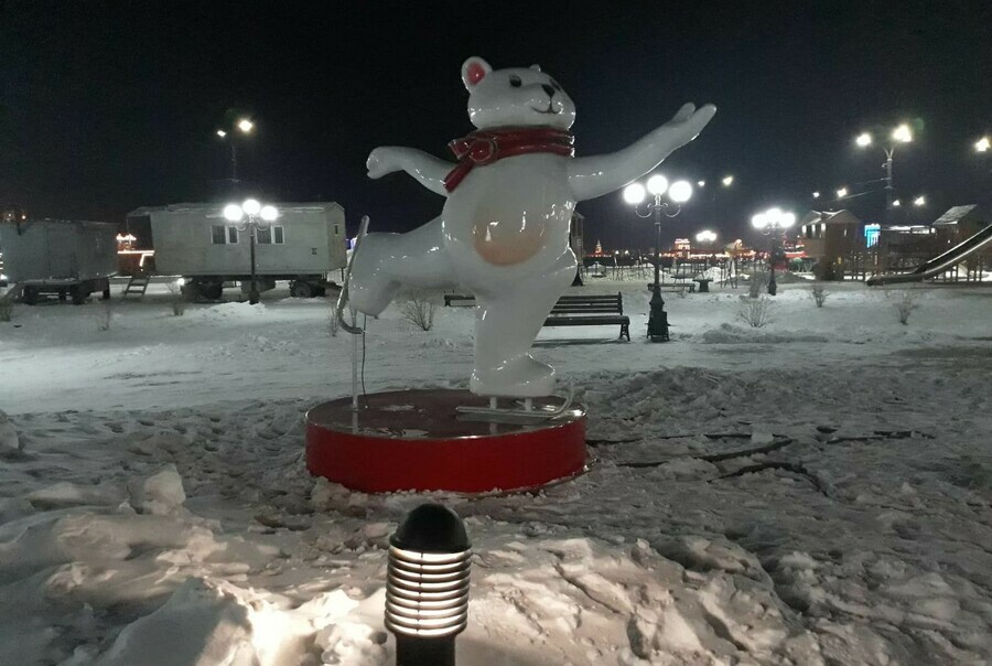 На набережной Амура в Благовещенске начали заливать каток фото