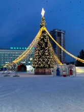 На центральной площади Благовещенска засверкала главная новогодняя ель с шатром из гирлянд