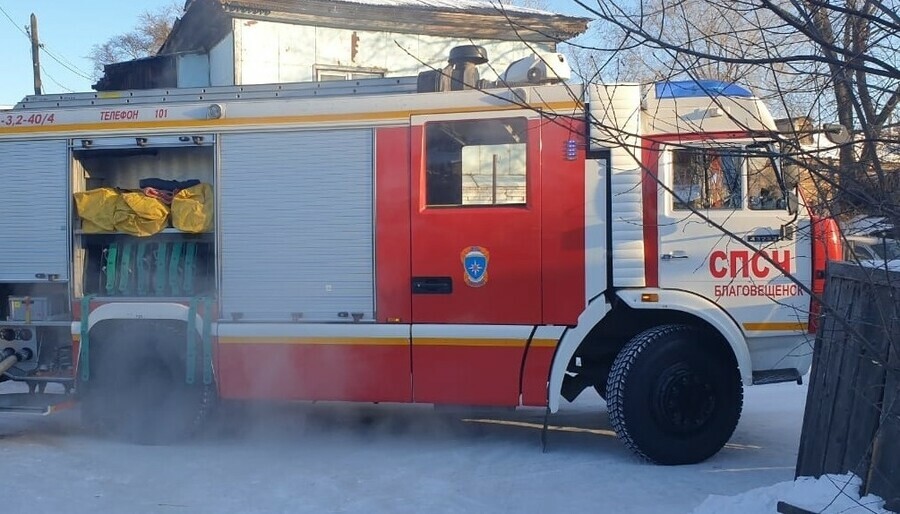 В центре Благовещенска загорелся частный жилой дом