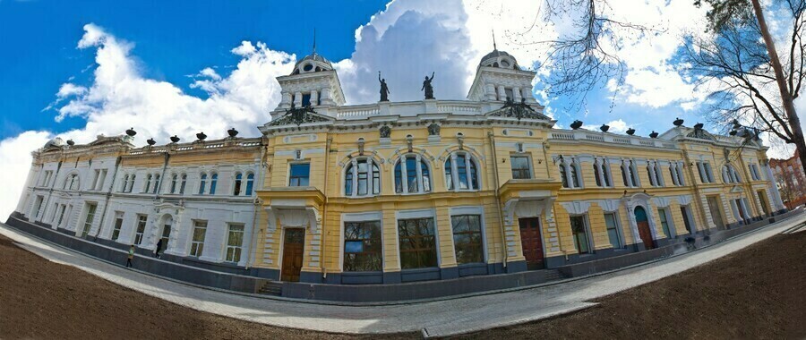 В прямом эфире с мэром Благовещенска вновь подняли вопрос о Ровесниках и спорных помещениях в ЦЭВе