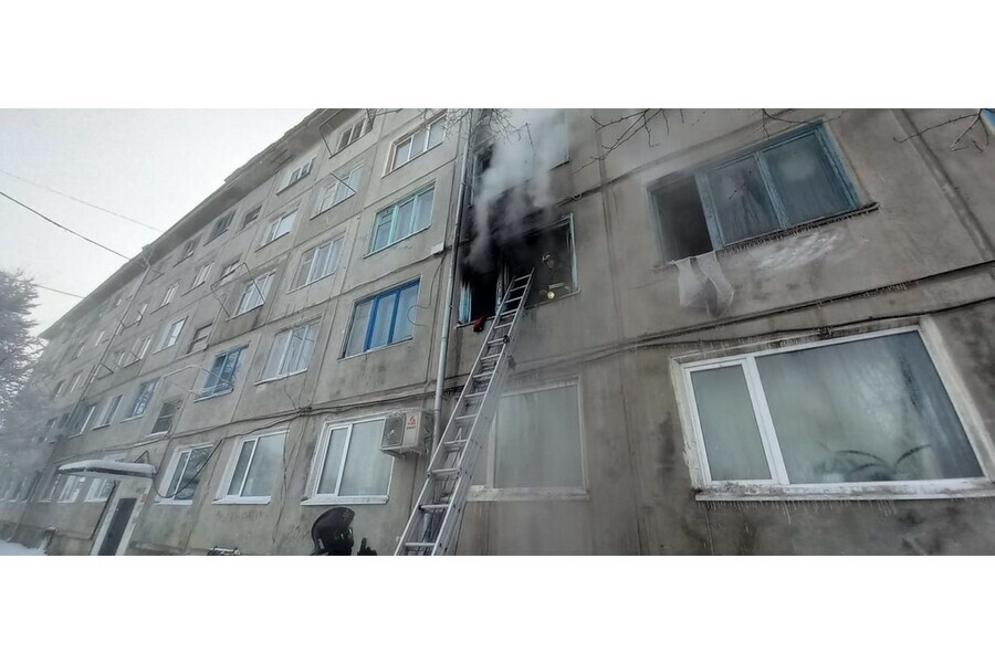 В Новобурейском во время пожара из дома эвакуировали 16 человек фото