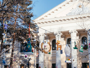 В сквере Амурского дома народного творчества открылась выставка новогодних украшений