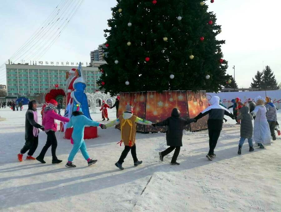 Деды Морозы Снегурочка и Полосатик устроили новогодний забег в Благовещенске видео