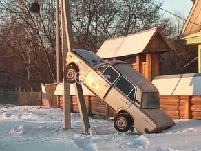 В Амурской области в первый день 2022 года автомобиль запрыгнул на столб