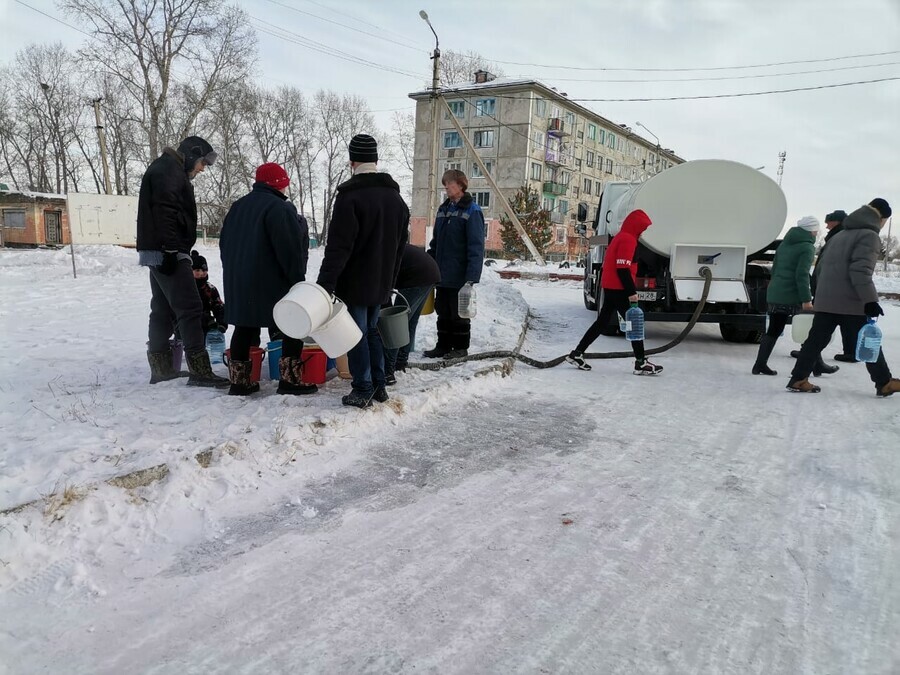 Жителям гарнизона амурской Поздеевки где перемерз водовод привезли воду