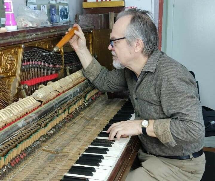 В Амурской области зазвучало фортепиано GrotrianSteinweg 1912 года Его отреставрировал известный мастер видео
