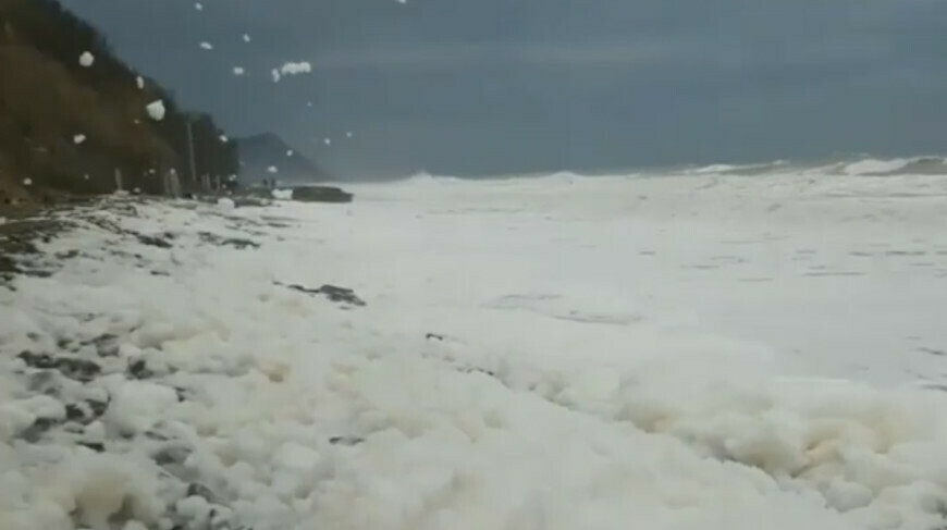 В Анапе наблюдают необычное природное явление Там вспенилось море