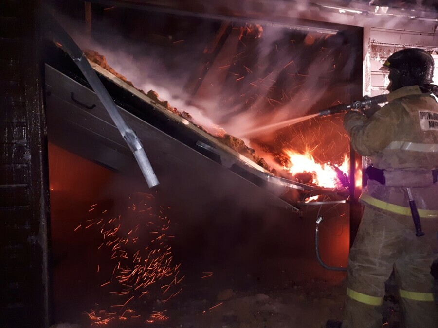 В Амурской области в ночь на 2 января пожарные спасали гаражный бокс с техникой