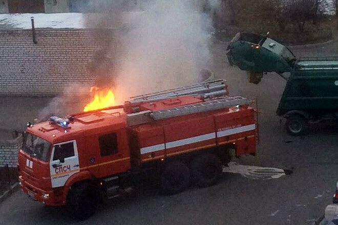 В Благовещенске в движущемся мусоровозе загорелся мусор