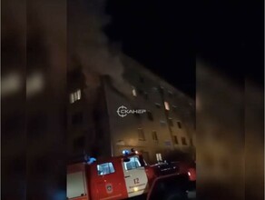 В Благовещенске ночью в страшном пожаре в пятиэтажном доме погибла семейная пара видео