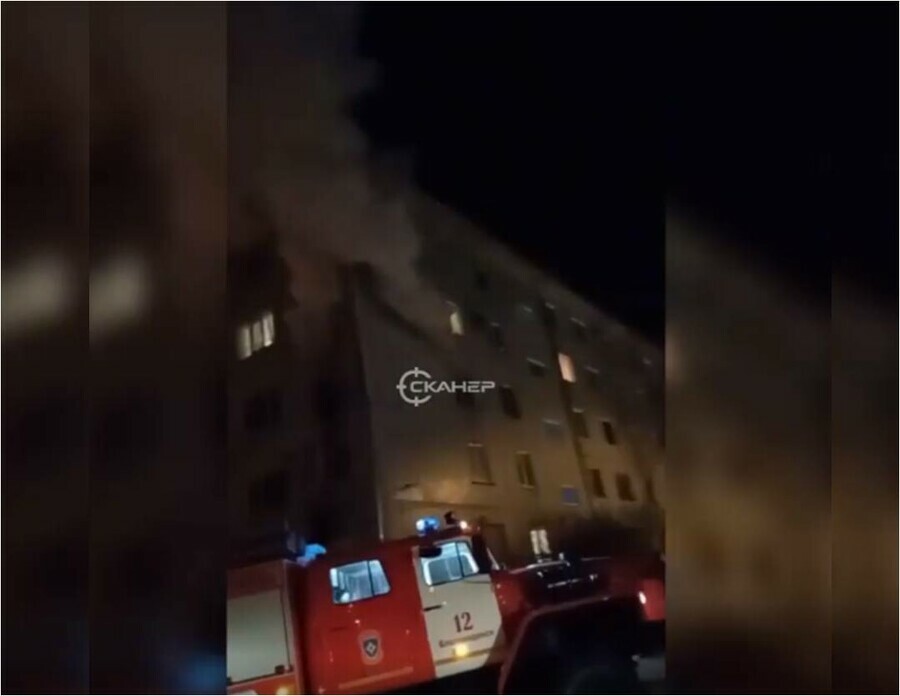 В Благовещенске ночью в страшном пожаре в пятиэтажном доме погибла семейная пара видео