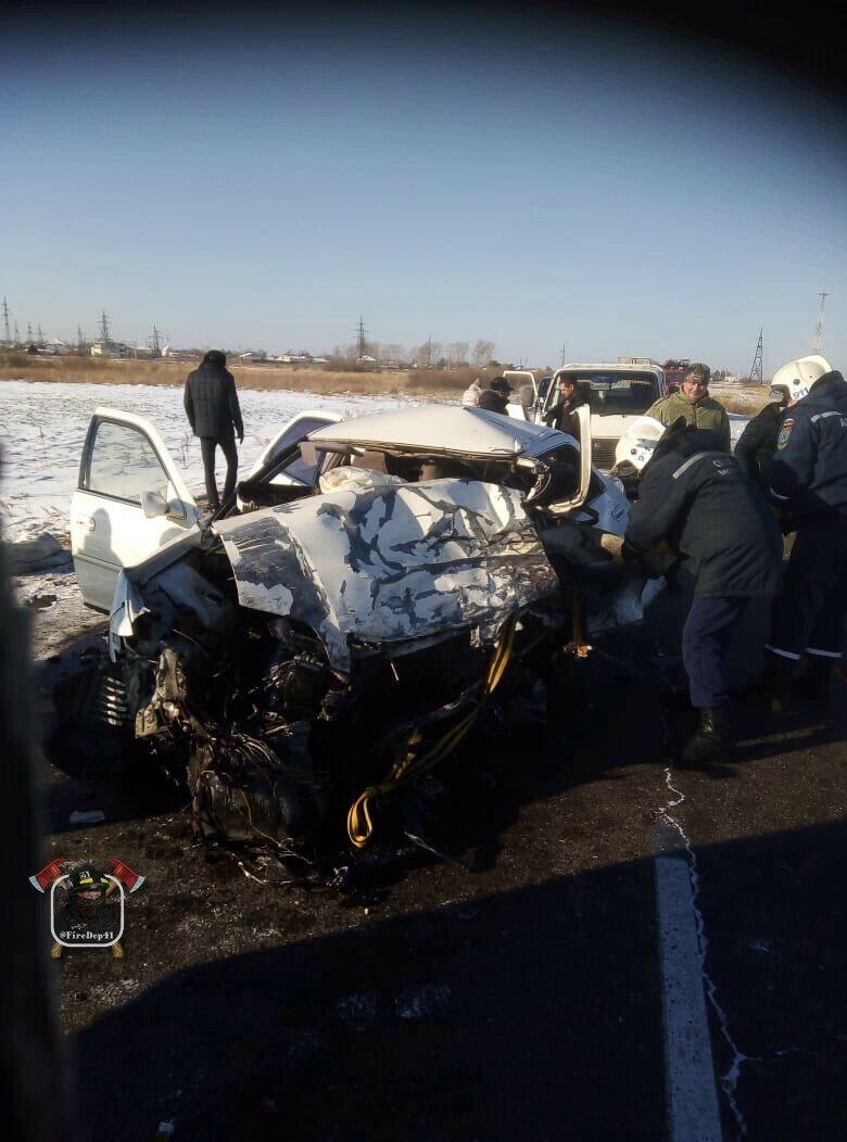 Амурские спасатели в ДТП вблизи села Волково мужчину пришлось вырезать из автомобиля видео