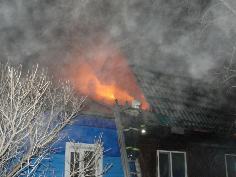 В Благовещенске в пожаре сильно пострадал деревянный дом по улице Краснофлотской