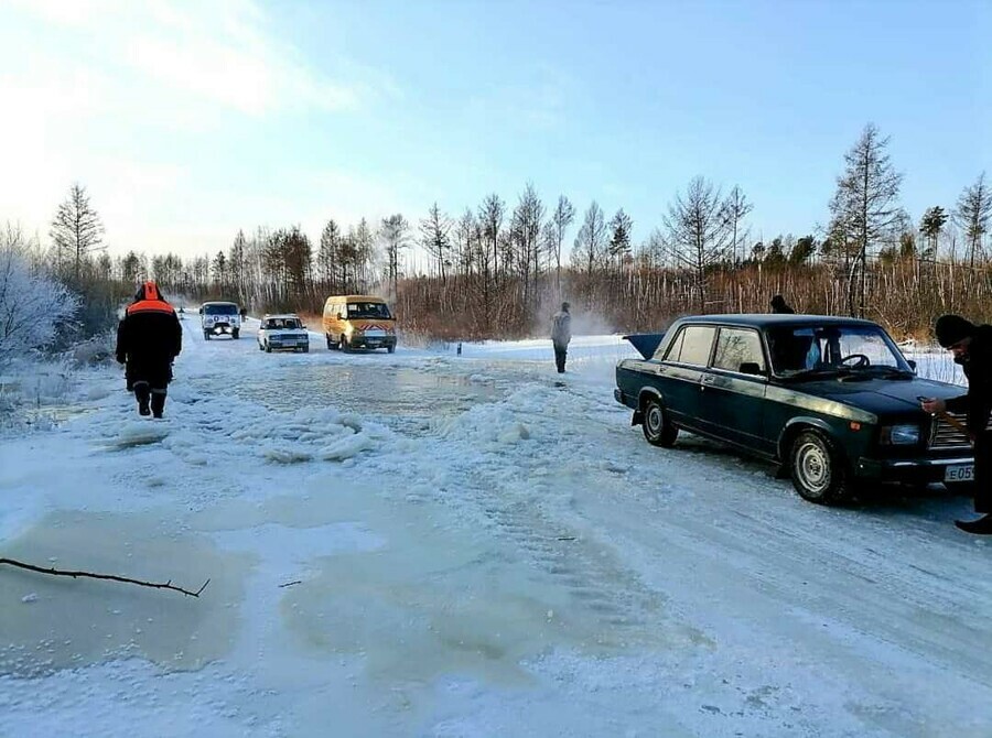 На севере Амурской области вода начала топить дороги Жители сёл могут быть заблокированы зимним паводком