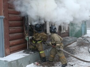 Мужчина погиб женщина пострадала В амурской Петропавловке горел дом