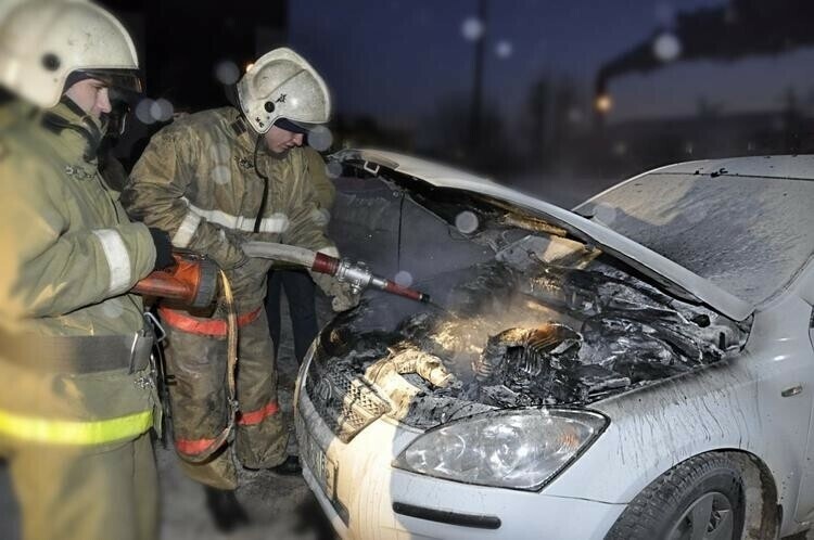 В Белогорске на стоянке загорелся автомобиль