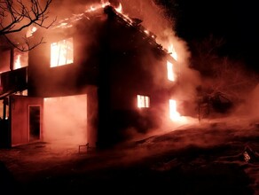 В Благовещенске горел двухэтажный жилой дом