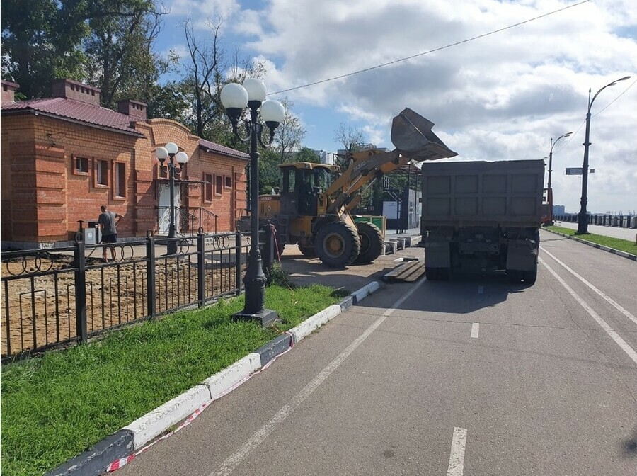 На набережной Благовещенска в районе горпарка строят площадку для пляжного волейбола