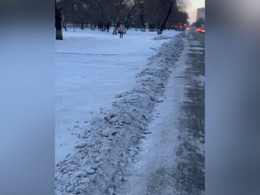После уборки улиц Благовещенска от снега автомобилисты не могут заехать на парковки фото