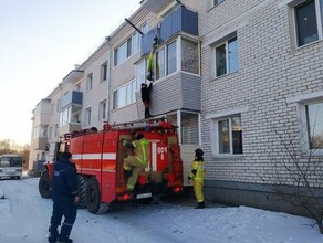 В Свободном спасли мальчика который стоял на козырьке балкона 