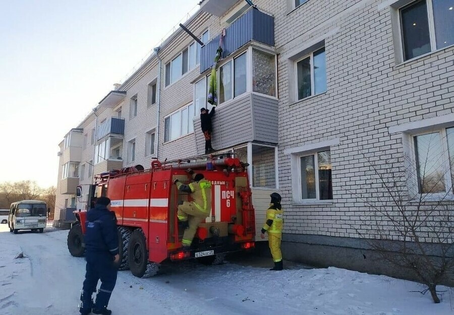 В Свободном спасли мальчика который стоял на козырьке балкона 