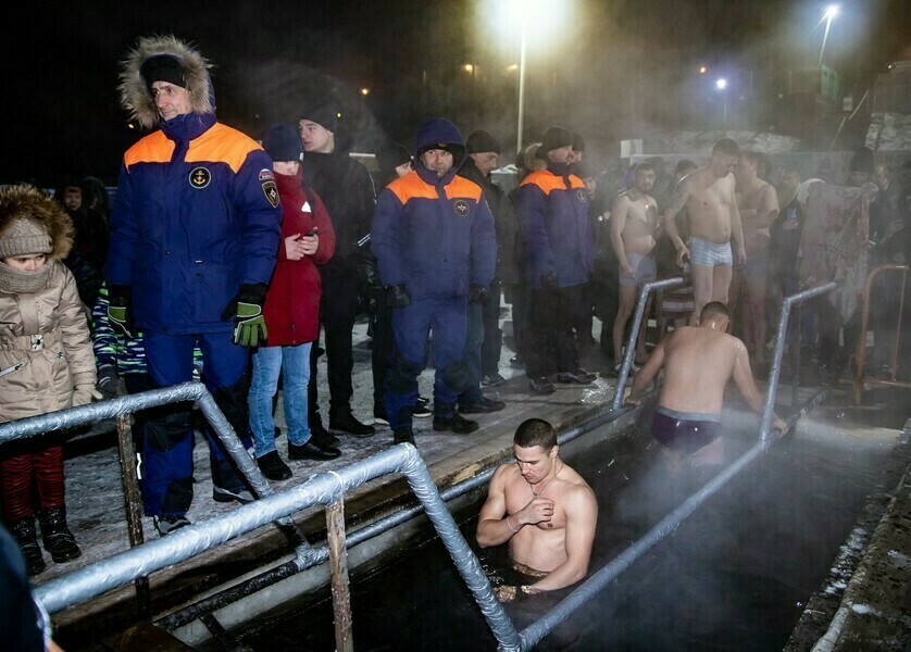 Вход в прорубь по QRкодам или по справкам в Белогорске власти решают нужна ли на Крещение купель