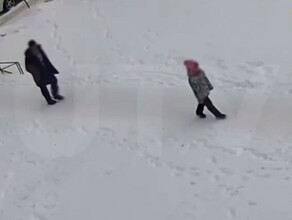 В Казани прохожие скрутили мужчину который преследовал маленькую девочку