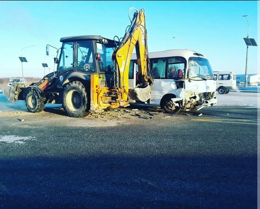 Недалеко от Свободного столкнулись трактор и автобус