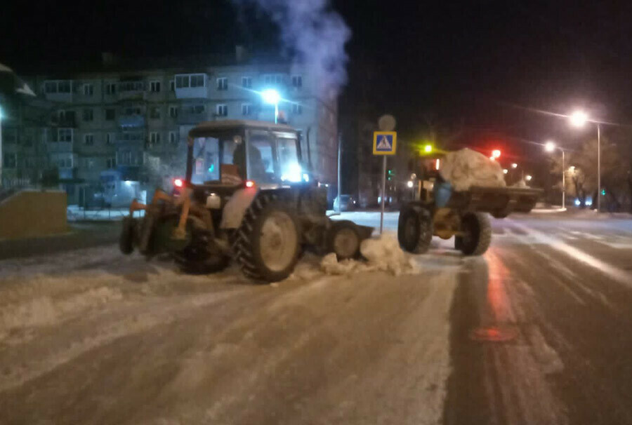 Горького Чайковского Лазо продолжается очистка улиц Благовещенска от снега и наледи