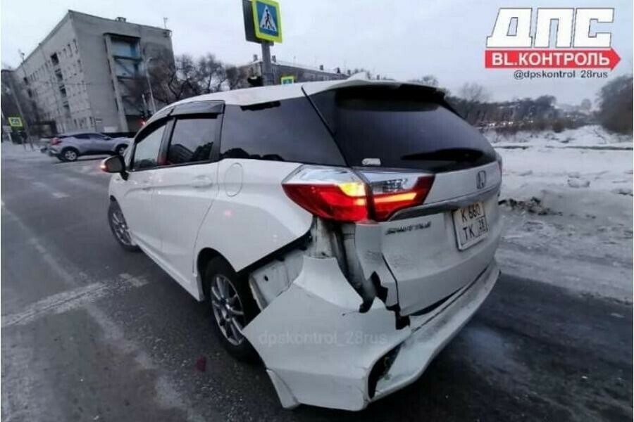 В столице Приамурья столкнулись два авто и пассажирский автобус фото