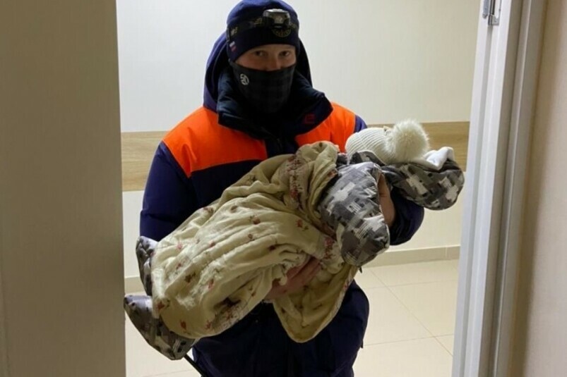 Спасатели помогли ребенку который запутался в волосах